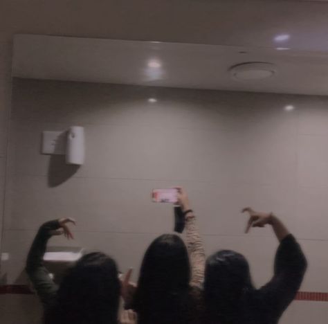 Aesthetic Bestie Pics Trio, Group Photos No Face, Bsf Pics Trio, Aesthetic Bestie Pics No Face, Trio Bff Aesthetic, Aesthetic Girl Trios, Two Besties Aesthetic No Face, Trio Mirror Pics, Trio Pic Ideas Aesthetic