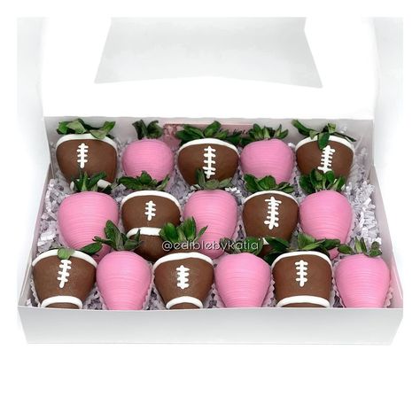 Chocolate Dipped Strawberries Ideas, Football Chocolate Covered Strawberries, Disney Chocolate Covered Strawberries, Thanksgiving Chocolate Strawberries, Chocolate Covered Strawberries Designs, Strawberry Business, Halloween Chocolate Covered Strawberries, Sweets Business, Strawberry Boxes