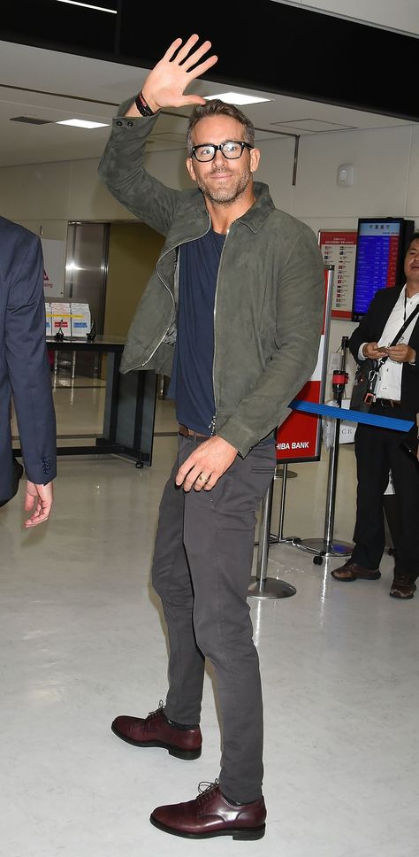 Ryan Reynolds Is The New King Of Airport StyleEsquire Uk Ryan Reynolds Style, Grey Chinos Men, Chinos Men Outfit, Suede Jacket Outfit, Green Suede Jacket, Travel Airport, Grey Chinos, Mens Fashion Smart, New King