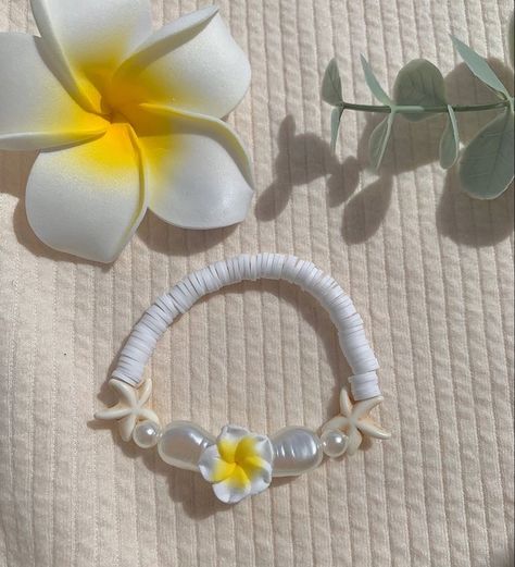 Tropical Bracelets, Hibiscus Bracelet, White Plumeria, Preppy Beach, Preppy Bracelets, Polymer Clay Flower Jewelry, Beach Bracelets, Clay Bracelet, Diy Bracelets Easy