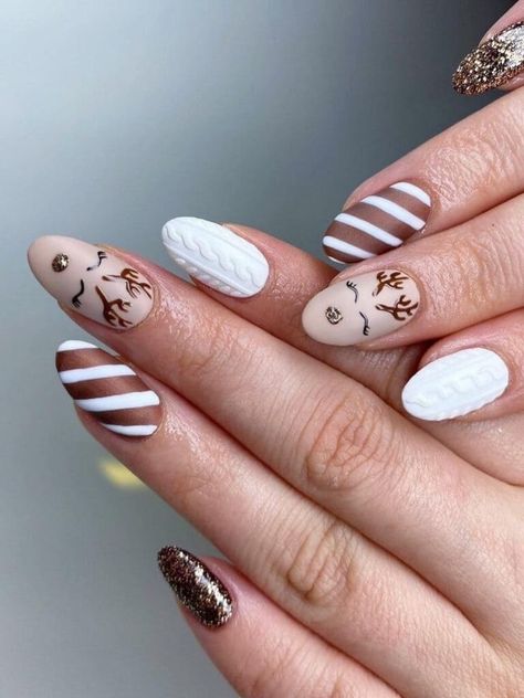 Brown nails with reindeer and stripes Winter Nail Trends, 2023 Nails, Candy Cane Nails, Cute Christmas Nails, Christmas Gel Nails, Christmas Nails Acrylic, Trendy Nail, Winter Nail, Popular Nails