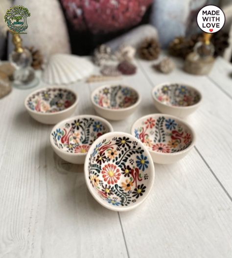 "White Ceramic Mini Bowls Set Pinch Prep Tapasa Appatizer Oil Salt Handmade Tiny Pottery Bowls 6 pieces Handpainted Turkish Ceramic Gift; Our Ceramic Bowls are Traditional Turkish handmade. Ceramics are hand painted in vibrant floral patterns. Our Potteries made entirely of mineral paints are absolutely not harmful to health. Our ceramic bowls are , great to serve prep, ice cream, candy, desert, sugar, tapas, snack, nuts, Korean side dishes, Japanese delicacy, dips, sauces, salsa, Greek and Turk Tapas Bowls Ceramics, Turkish Bowls Ceramics, Salsa Bowls Pottery, Ceramic Bowl Painting Ideas, Pottery Bowls Handmade, Paint Plates, Tableware Setting, Breakfast Presentation, Tiny Pottery