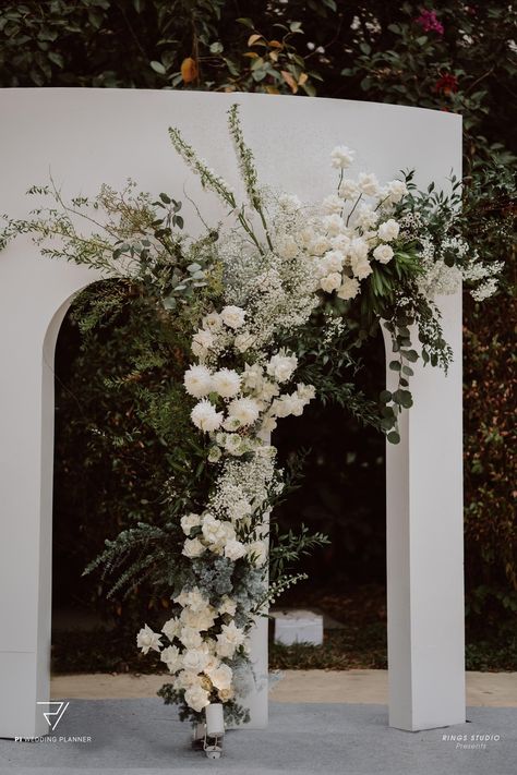 Staircase Florals, Photobooth Decor, Floral Archway, Dream Wedding Decorations, Luxury Wedding Decor, Wedding Backdrop Design, Wedding Backdrop Decorations, Flower Installation, Pretty Wedding Dresses