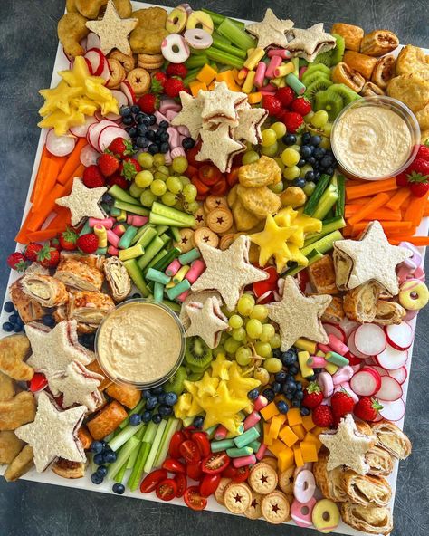 First Birthday Platter, Preschool Birthday Snacks, Kids Platter Ideas, Kids Grazing Platter, Kids Party Snacks Birthday, New Year’s Eve Food For Kids, Kids Birthday Party Food Ideas Easy, Children Christmas Party Ideas, Kids Party Platters