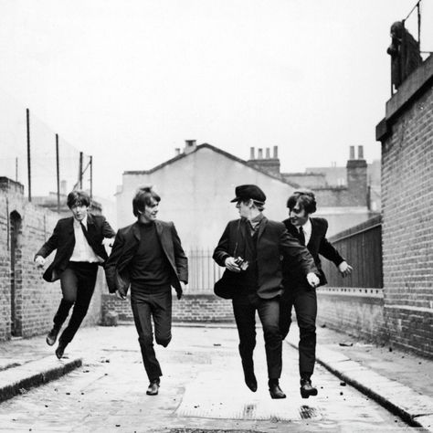 The Beatles Running #iPad #Wallpaper Beatles Movie, Stuart Sutcliffe, Hard Days Night, Don Vito Corleone, Beatles Wallpaper, Monterey Pop Festival, Men In Suits, Sean Lennon, Beatles Poster