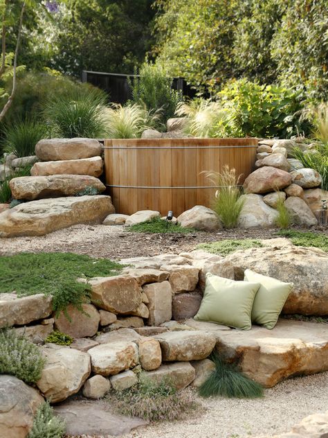 nice! Sloping Garden, Sloped Backyard Landscaping, Hot Tub Landscaping, Cedar Hot Tub, Outdoor Hot Tub, Sloped Backyard, Garden Border, Garden Modern, Garden Small