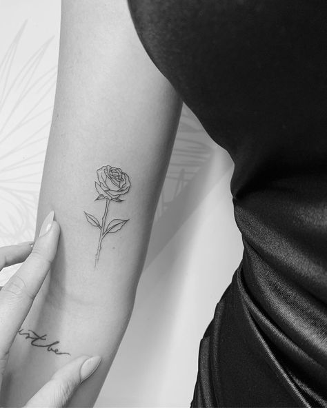 Rose Flower Tattoo Designs, Tiny Rose Tattoo, Rose Flower Tattoo, Rosen Tattoo Frau, Single Rose Tattoos, Rose Tattoo On Arm, Rose Tattoo Ideas, Rose Tattoos For Women, Small Rose Tattoo