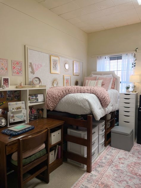 Wood Furniture Room Ideas, Dorm Inspo Cozy Pink, Dorm Room Inspo Cozy, Dorm Inspo Cozy Double, Floral Dorm Room Ideas, Dorm Tv Set Up, College Dorm Room Ideas Cozy, Pink And Green Dorm Room, Dorm Set Up Layout