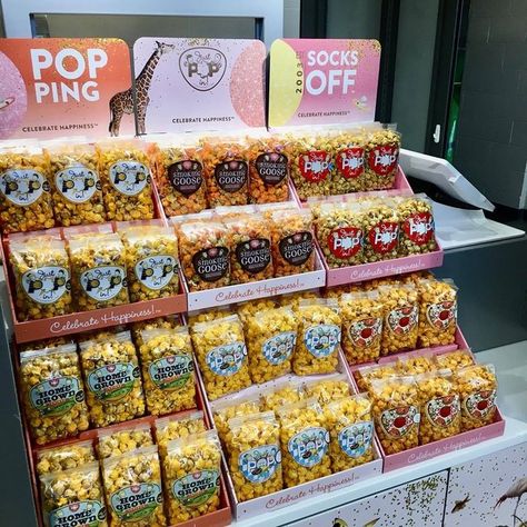 Gourmet Popcorn Bar, Popcorn Recipes Easy, Popcorn Packaging, Popcorn Shop, Gelato Shop, Food Cart Design, Snack Shop, Popcorn Bar, Candy Recipes Homemade