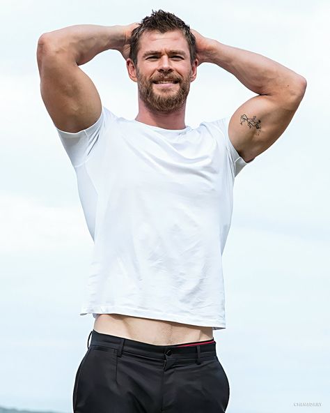 Chris Hemsworth Abs, Chris Hemsworth Body, Chris Hemsworth Workout, Chris Hemsworth Thor, Macho Man, Liam Hemsworth, Chris Pratt, Hot Actors, Men Shirt Style