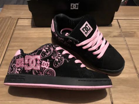 shoes Vintage Dc Shoes, Dc Shoes Aesthetic, Dc Shoes Outfit, Pink Dc Shoes, Dc Boots, Tenis Dc, Dr Shoes, Pretty Shoes Sneakers, Funky Shoes