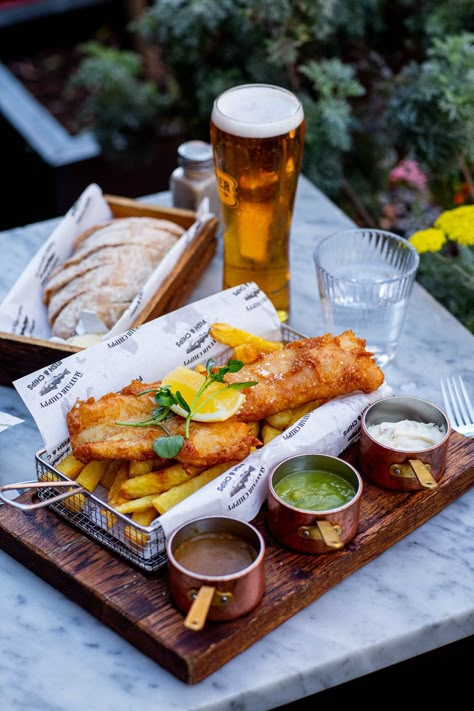 Fish And Chips Plating Ideas, Fancy Fish And Chips, Gourmet Bar Food, Fish And Chips Plating, Fish And Chips Aesthetic, Bar Food Ideas Restaurant, Tapas Photography, Gastro Pub Food, Cafe Menu Ideas