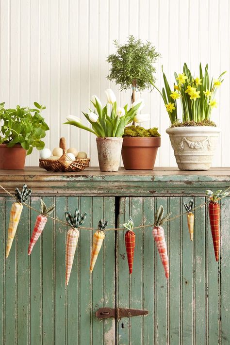 Homemade Easter Decorations, Diy Osterschmuck, Diy Spring Crafts, Easter Table Settings, Easter Garland, Easter Carrots, Mason Jar Flowers, Diy Ostern, Easter Inspiration