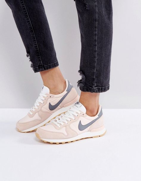 Nike Internationalist Trainers In Peach Nike Internationalist Women, Peach Shoes, Nike Internationalist, Nike Air Pegasus, Nike Swoosh Logo, All Nike Shoes, Baskets Nike, Women Nike, New Sneakers