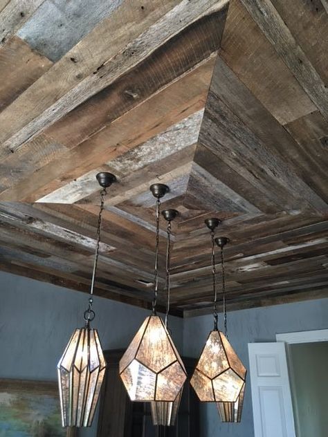 Dirty top ceiling Rough Lumber Walls, Rough Cut Lumber Walls, Rough Cut Lumber Projects, Cabin Ceiling Ideas, Farmhouse Reno, Rough Cut Lumber, Mountain Cabin Decor, Pallet Ceiling, Farm Projects