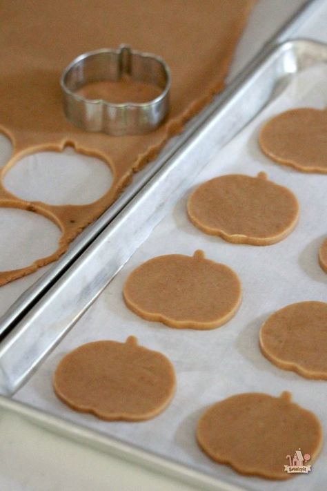 Pumpkin Spice Cut Out Cookie Recipe _ Sweetopia Cut Out Cookie, Cut Out Cookie Recipe, Recipe Pumpkin, Fall Cookies, Cookies Decorated, Fall Treats, Cut Out Cookies, Pumpkin Dessert, Fall Baking