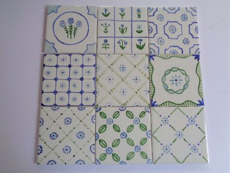 Country Kitchen Green, Country Tiles, Sage Green Kitchen, Flower Tile, Hand Painted Tiles, House Tiles, Green Flower, Kitchen Projects, Delft