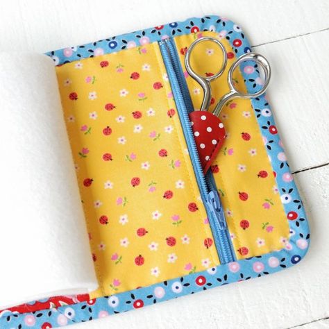 Sewing Case, Book Pattern, Travel Sewing, Needle Books, Diy Bags Patterns, Quilted Gifts, Needle Holder, Beginner Sewing Projects Easy, Small Sewing Projects