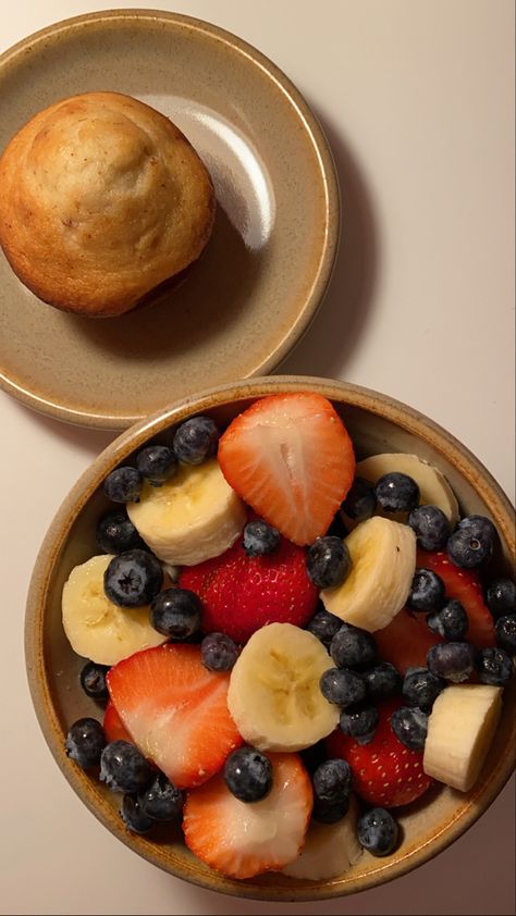 Healthy Muffins Aesthetic, Fruit Breakfast Aesthetic, Muffin Aesthetic, Breakfast With Fruit, Fruit Meals, Fruit For Breakfast, Breakfast Fruit, Fruit Smoothie Recipes Healthy, Tastemade Recipes