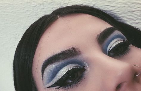 Blue eyeshadow Black And Blue Goth Makeup, Blue Goth Makeup, Grunge Eye Makeup, Best Black Eyeliner, Goth Makeup Looks, Eyeliner Types, Cake Eyeliner, Eyeshadow Pencil, Neutral Eyeshadow