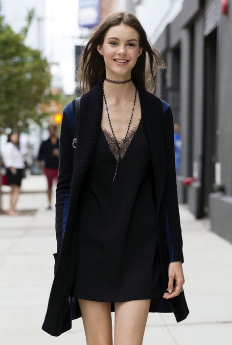 4 New Ways to Wear the Choker Necklace  - ELLE.com Choker Outfit, Necklace Outfit, Hippy Chic, Office Outfit, Choker Style, Black Choker, Beauty Clothes, 2016 Fashion, Office Outfits