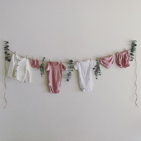 Baby Onesie Garland, Onsie Garland Decoration, Simple Pink Baby Shower Ideas, Vintage Flower Baby Shower Ideas, Minimalist Baby Shower Ideas Girl, Simple Floral Baby Shower Ideas, Baby In Bloom Shower Ideas Backdrop, Dainty Baby Shower Ideas, Neutral Baby Shower Ideas Girl