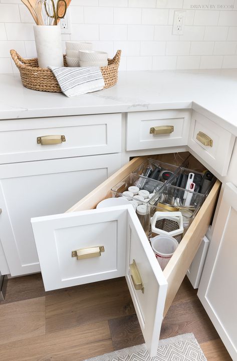 A super smart solution for using the corner space in a kitchen - kitchen corner drawers! #kitchendesign #kitchencabinets #kitchenorganization #kitchen #kitchens #kitchenstorage #kitchenstorageideas #kitchendecor #kitchendesignideas #kitchenremodel #kitchenrenovation Interior Dapur, Corner Pantry, Desain Pantry, Best Kitchen Cabinets, Kabinet Dapur, Small Kitchen Storage, Corner Space, Pantry Ideas, تصميم للمنزل العصري