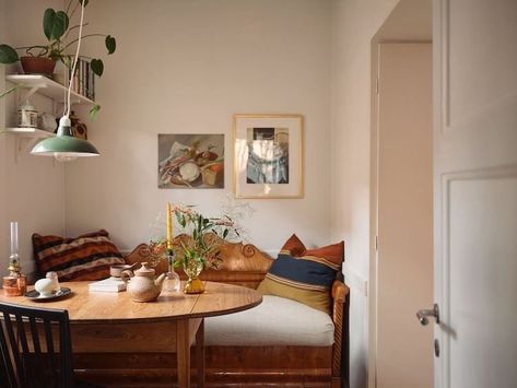 Eclectic Nordic Interior, Breakfast Nook Apartment, Swedish Apartment, Interior Simple, Dining Room Cozy, Earthy Home, Cosy Spaces, Dining Nook, Scandinavian Home