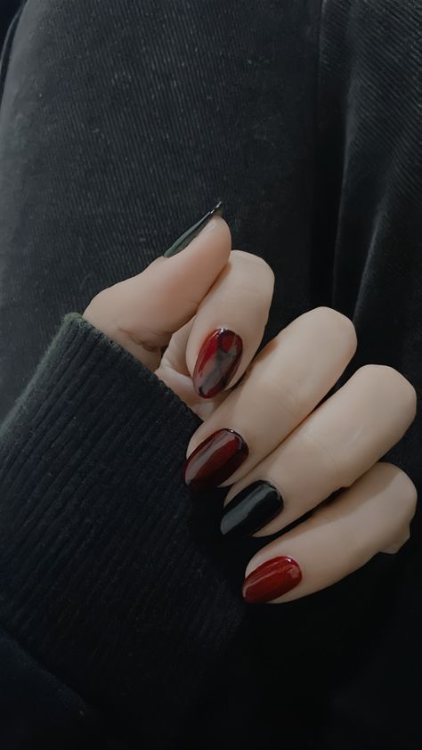 Simple nails halloween art black and red tone Simple Nail Ideas Halloween, Red And Black Nails Simple Design, Ombre Red Black Nails, Short Black Nails Ideas Halloween, Halloween Nail Designs Red And Black, Simple Dark Nail Art, Nails Red And Black Short, Short Red And Black Nails Design, Halloween Nail Simple