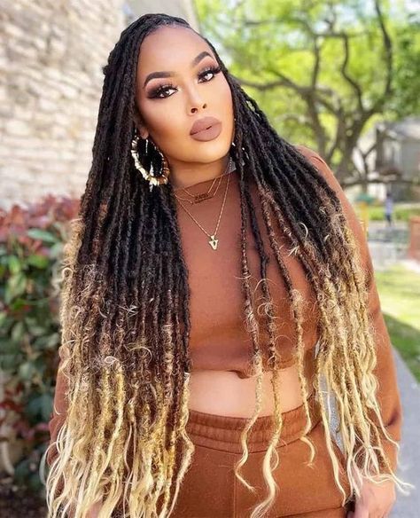 Highlighted Faux Locs, Ombre Soft Locs Black Women, Faux Locs Highlights, Ombré Faux Locs, Ombre Faux Locs Black Women, Soft Locs Black Women, Ombre Locs Black Women, Loc Styles Long Hair, Natural Goddess Locs