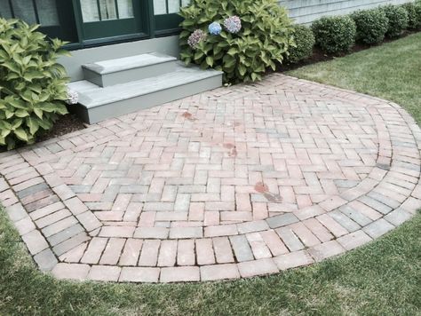 Rounded Brick Patio, Round Brick Patio Ideas, Rounded Patio Design, Small Brick Patio Ideas, White Pebble Garden, Brick Circle, Circle Driveway Landscaping, Small Brick Patio, Deck Redo