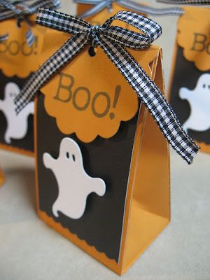 Diy Treat Bag, Halloween Treat Bags Diy, Halloween Treat Holders, Dulceros Halloween, Interior Design Secrets, Diy Halloween Treats, Halloween Treat Boxes, Fall Candy, Fall Coffee Table