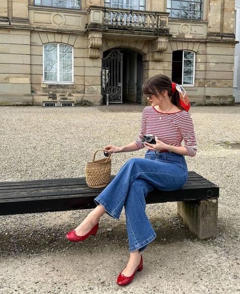 French Style Parisian Chic, Parisian Chic Outfits, Red Shoes Outfit, Style Parisian Chic, French Outfits, Outfits Con Jeans, Style Parisienne, Parisienne Chic, 2024 Outfits