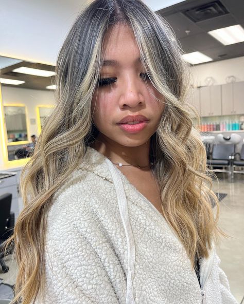 Root Melt Black To Blonde, Brunette Platinum Highlights, Asian Blonde Hair Dark Roots, Blonde Hair On Black Hair, Black Box Dye To Blonde, Balyage On Black Hair, Blonde On Black Hair, Blonde Hair On Mexican Women, Black Hair To Blonde