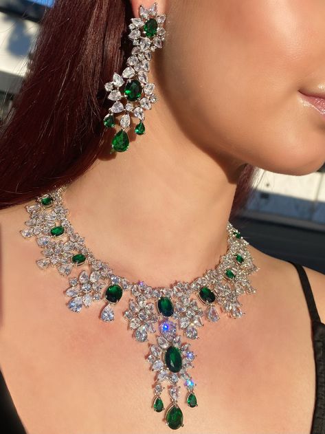 Green Dimond Neckless, White Jwellery, Emerald Earrings Indian, Emerald Accessories, Green Diamond Necklace, Green Emerald Jewelry, Emerald Jewelry Necklace, Emerald Jewelry Set, Emerald Green Jewelry