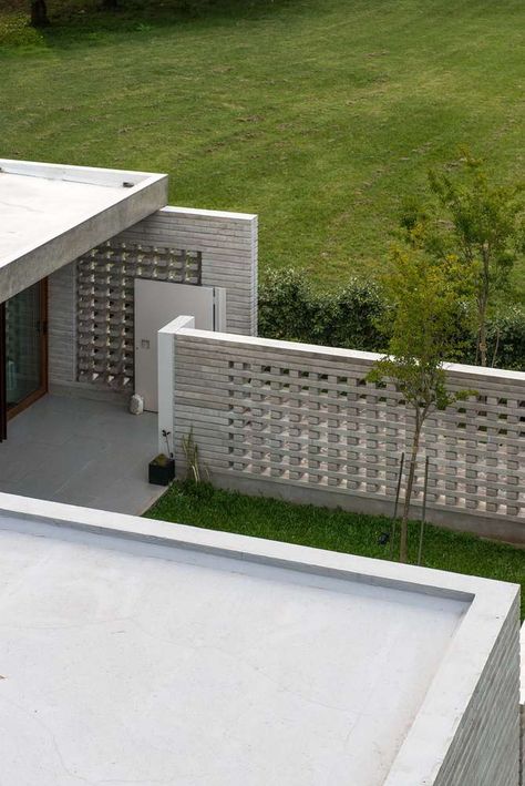 Gallery of House JS / Gianserra + Lima arquitectos - 26 Concrete Fence Wall, Concrete Wall Design, Fence Wall Design, Breeze Block Wall, Compound Wall Design, Concrete Block Walls, Entrance Wall, House Fence Design, Compound Wall