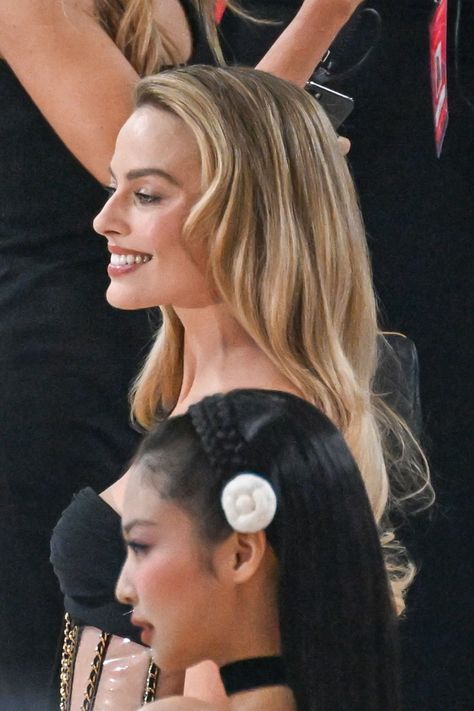 230501 MET GALA #jennie with margot robbie Margot Robbie Met Gala, Yuliya Levchenko, Games Photo, Hair Long, Jennie Kim, Margot Robbie, Harley Quinn, Olympia, Celebrity Crush