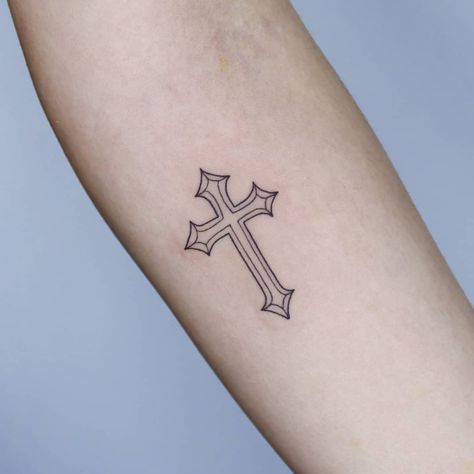 Small Unisex Tattoos, Cross Tattoo Traditional, Cross Fine Line Tattoo, Simple Line Tattoo Men, Y2k Cross Design, Simple Cross Tattoo For Men, Small Cross Tattoo For Men, Tattoo Ideas For Men Cross, Cross Shoulder Tattoo