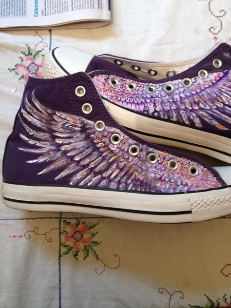 Chuck Taylor hand-painted wings, converse All Stars Custom Chuck Taylors Painted Shoes, Hand Painted Shoes Ideas, Bleached Converse, Bleached Fabric, Shoe Art Designs, Doodle Shoes, Handpainted Shoes, Painted Wings, Shoe Painting