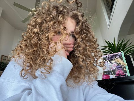 Natural Curly Hair Cuts, Highlights Curly Hair, Curly Hair Photos, Blonde Curly Hair, Dark Blonde Hair, Blonde Hair Inspiration, Haircuts For Curly Hair, Curly Hair Inspiration, Beautiful Curls