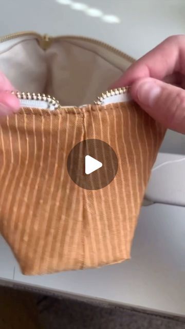 Zipper Ends Tutorial, How To Put A Zipper In A Bag, How To Sew A Zipper On A Bag, Flat Bottom Zipper Pouch Tutorial, How To Make Pouch Bag, Zipper Pouches To Sew, How To Sew A Pouch, How To Sew A Zipper, How To Sew A Bag