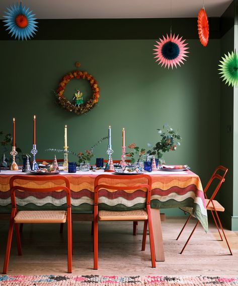 Yeabridge Green, Colourful Table Setting, Table Setting For Christmas, Colourful Table, Colorful Table Setting, Green Dining Room, Tafel Decor, Paper Christmas Decorations, Clean Green