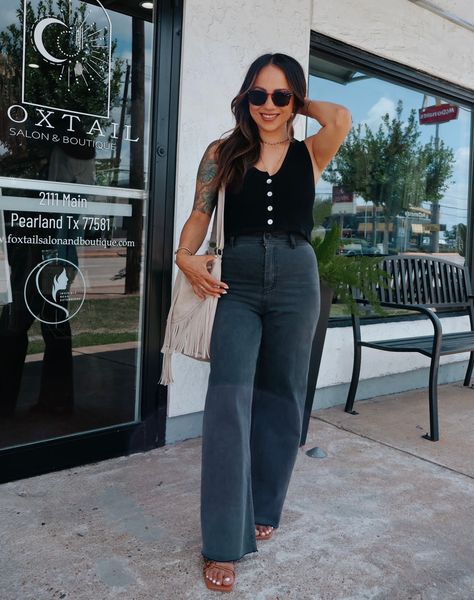 High Waist Wide Leg Black Jeans, Midsize Fashion Elegant, Black Wide Leg Denim Outfit, Black Cotton Dress Outfit, How To Style Wide Leg Jeans High Waist, Bottom Hourglass Shape Outfits, Plus Size Jean Outfits, Dark Wide Leg Jeans Outfit, Outfits For Rectangle Shaped Women