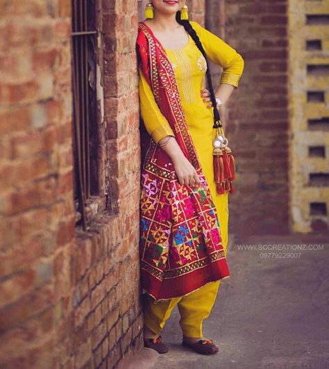 @manidrehar❤ Punjabi Dress Design, Punjabi Suit Boutique, Patiyala Dress, Patiala Suit Designs, Punjabi Fashion, Designer Punjabi Suits, Punjabi Outfits, Indian Designer Suits, Punjabi Dress