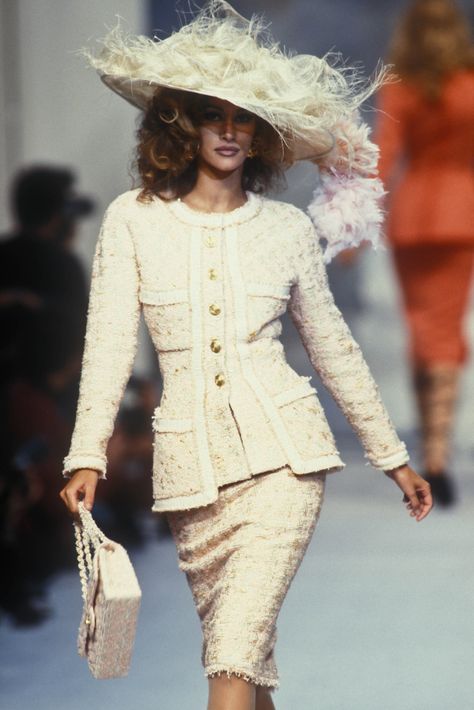 Beauty And Fashion Chanel Runway, 90s Runway Fashion, Runway Fashion Couture, Mode Chanel, Chanel Couture, 1990s Fashion, Chanel Haute Couture, Fashion Runway, Outfit Trends