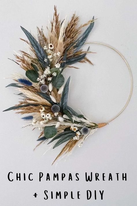 31 Chic Pampas Wreath + Simple DIY - PinkPopDesign Pampas Wreath, Diy Fall Wreaths, Dried Floral Wreaths, Grass Wreath, Dried Wreath, Feather Wreath, Boho Wreath, Small Front Porch, Modern Wreath