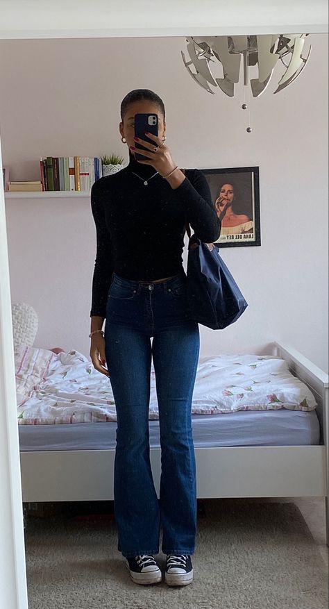 Blue Flare Jeans Outfit, Dark Blue Flared Jeans, Flare Jeans Outfit Winter, Flared Jeans Outfit Fall, Dark Washed Jeans Outfit, Jins Biru, Dark Blue Jeans Outfit, Flair Jeans Outfit, Dark Jeans Outfit