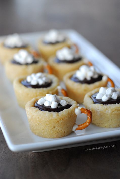 hot chocolate cookie cup - how totally adorable are these! Hot Chocolate Cookie Cups, Hot Chocolate Cookie, Chocolate Cookie Cups, Hot Chocolate Cookies Cups, Pillsbury Sugar Cookies, Amish Books, Hot Chocolate Cookies, Sugar Cookie Dough, Oreo Dessert