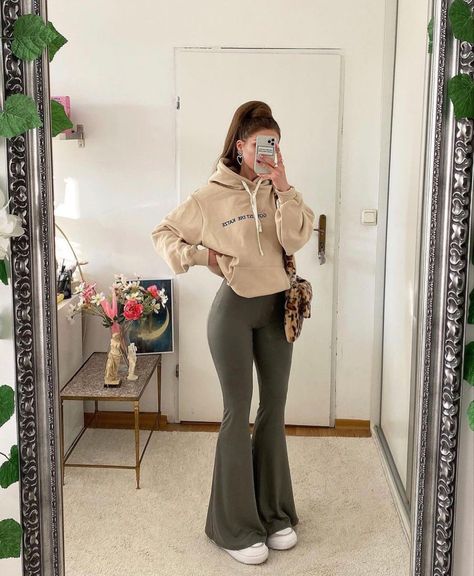 Bell Bottom Leggings Outfit, Outfits With Bell Bottoms, Bell Bottom Leggings Outfits, Flared Legging Outfit, Bell Bottom Leggings, Bell Bottoms Outfit, Ideas De Outfits, Oversize Style, Leggings Outfits