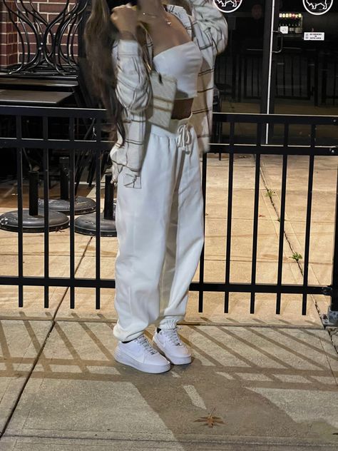 White Sweatpants Outfit Winter, Outfit With Sweatpants, White Sweatpants Outfit, Sweatpants Outfits Winter, Sweatpants Outfits, White Air Forces, White Sweatpants, Downtown Outfits, Sweatpants Outfit